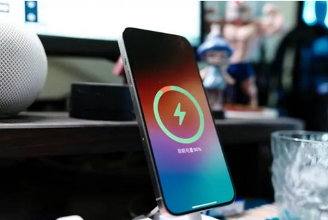 临城镇苹果15换屏服务分享用什么充电器给iPhone15充电更好 